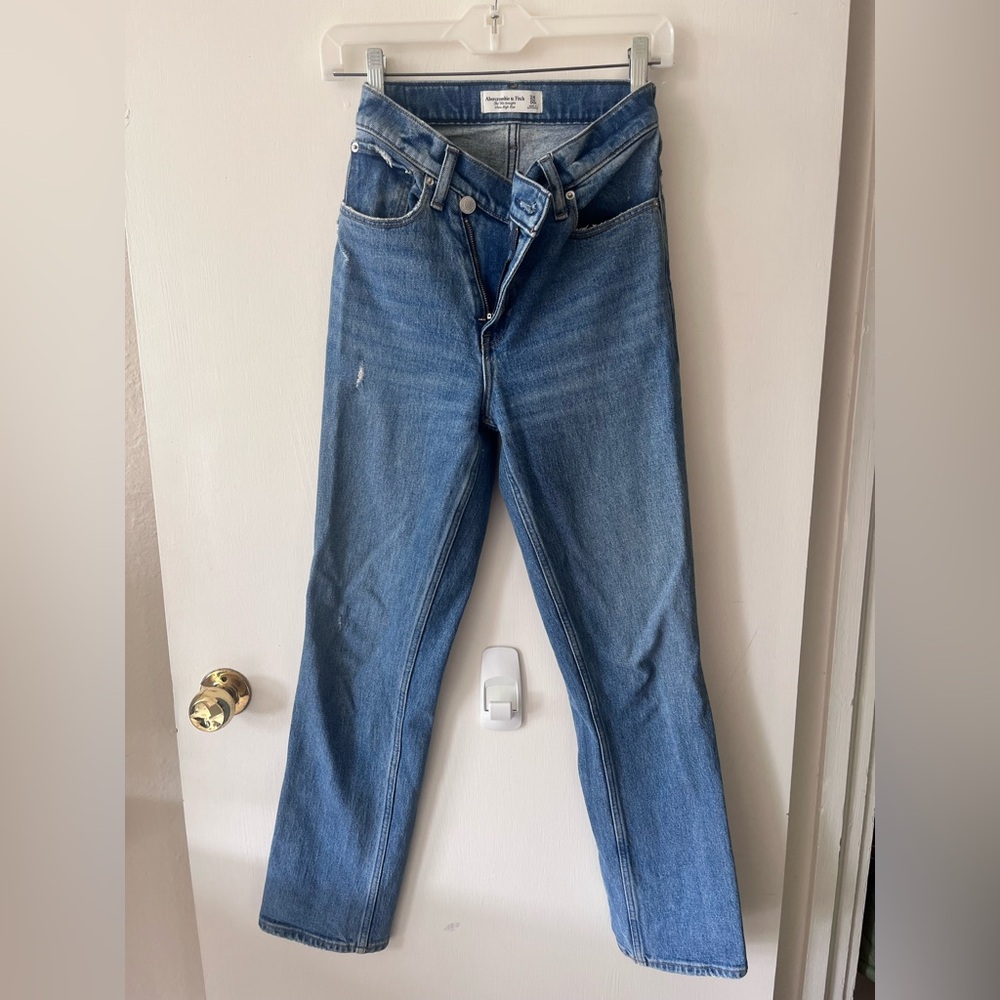 Abercrombie & Fitch
The 90s Straight Ultra High Rise